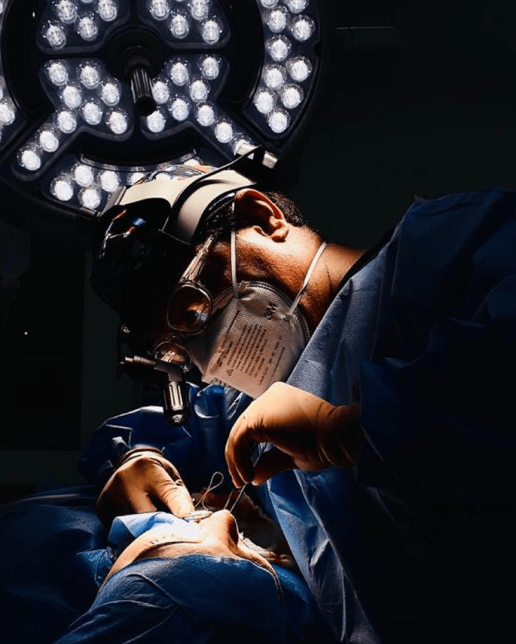 Otorrinolaringólogo Carlo Pedroza durante una operación.